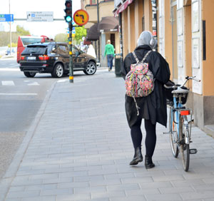 Kvinna med ryggsäck