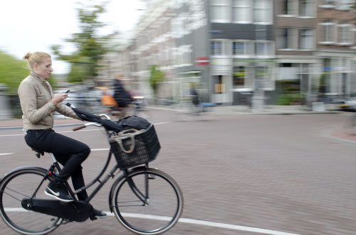 Cyklande tjej i Amsterdam